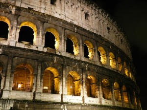 El Coliseo Romano de noche