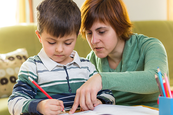 Planificar un horario para estudiar animará a los niños a esforzarse un poco cada día, sabiendo que después de cumplir con esta rutina podrán desconectar.