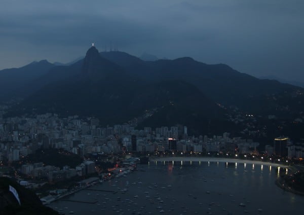 El Cristo Redentor iluminado