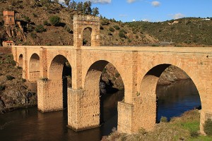 Puente romano de Alcántara sobre el río Tajo Acueducto de Segovia