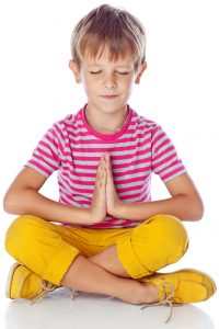 Niño haciendo mindfulness