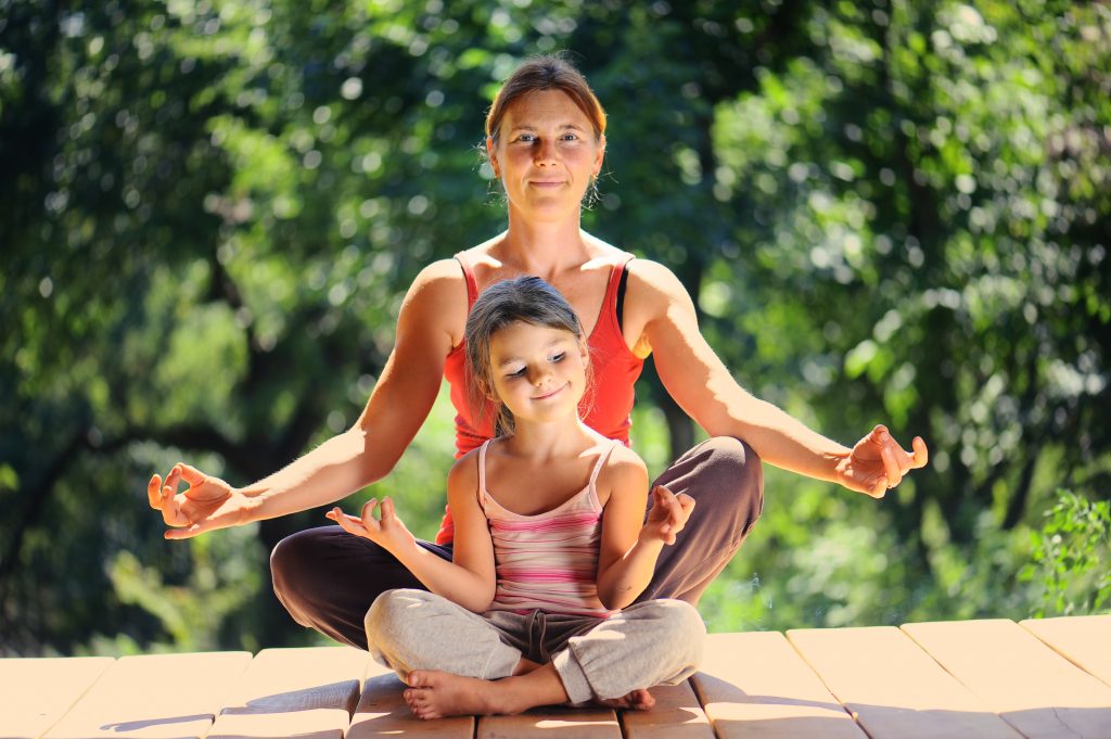 Madre e higa haciendo mindfulnes
