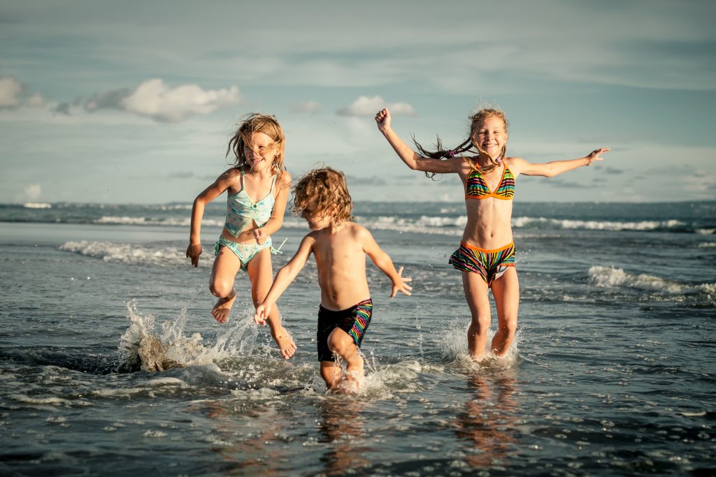Niños jugando en la playa