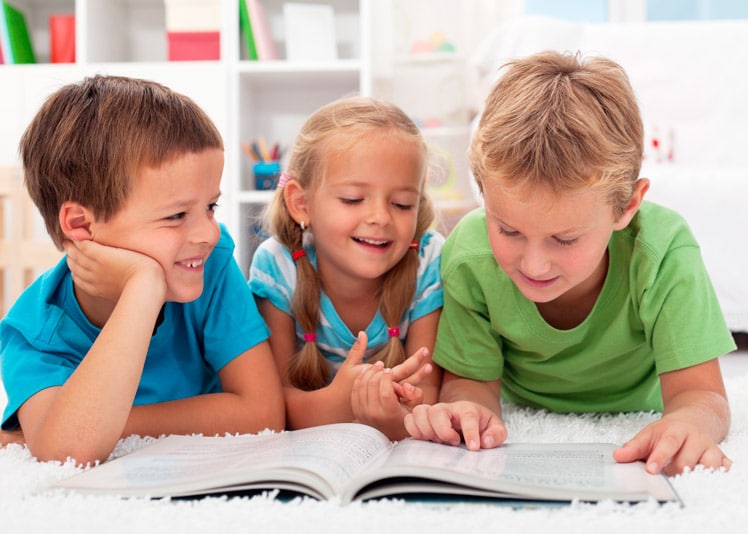 Niños leyendo frases celebres para madre